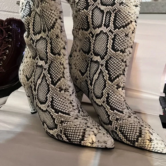 Longchamp Black and White Heeled Boots with Snakeskin Pattern - Picture 2 of 10